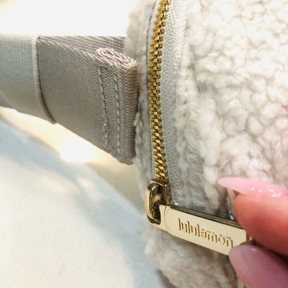 lululemon athletica Crossbody Bag WHT/GOLD - Picture 5 of 6